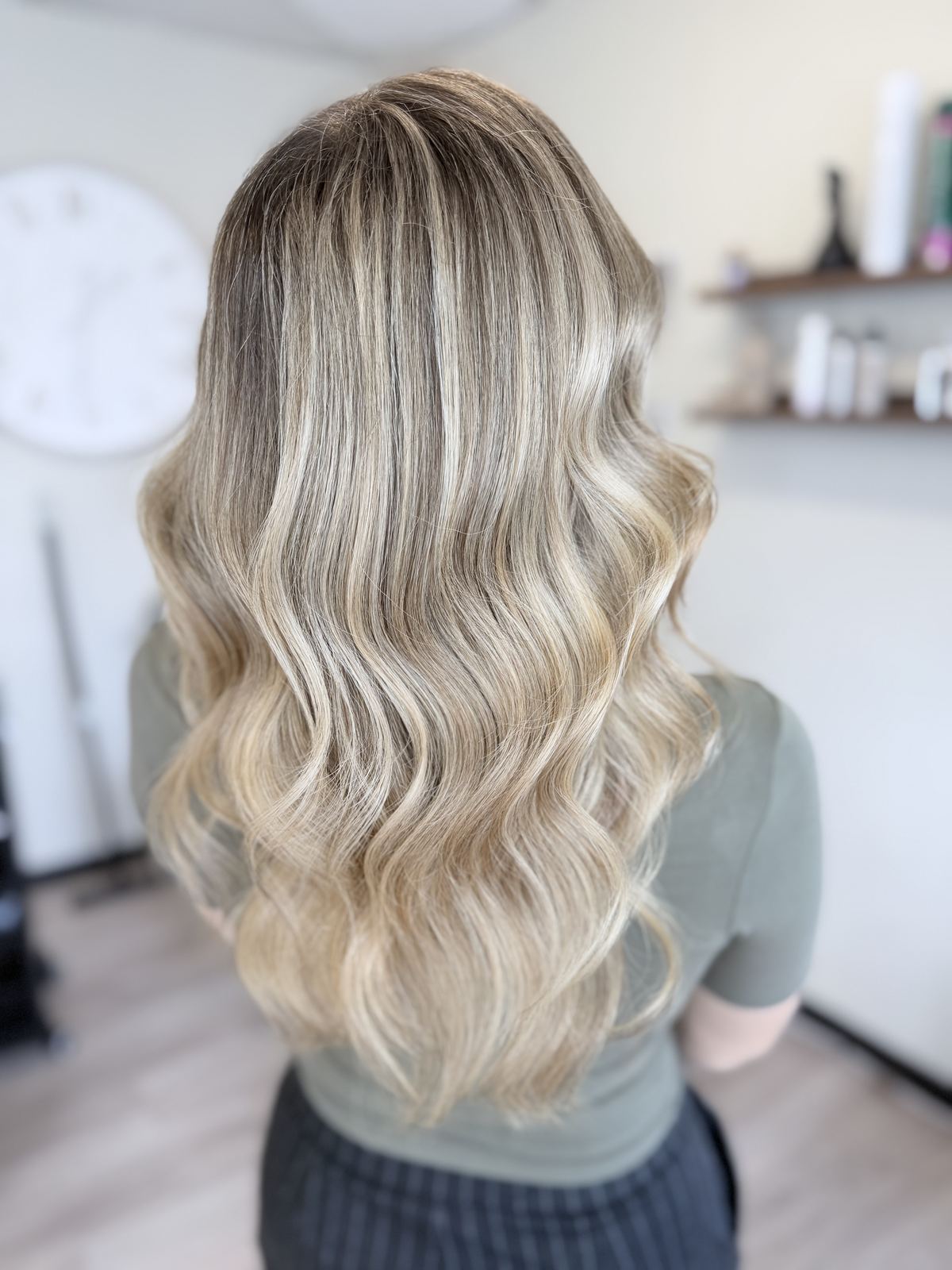 Soft dimensional blonde waves